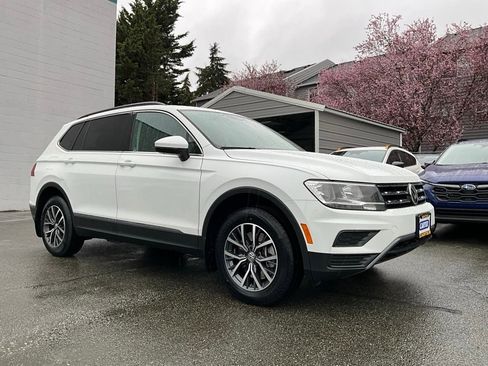 Used 2020 Volkswagen Tiguan SE w/ Panoramic Sunroof Package image 2
