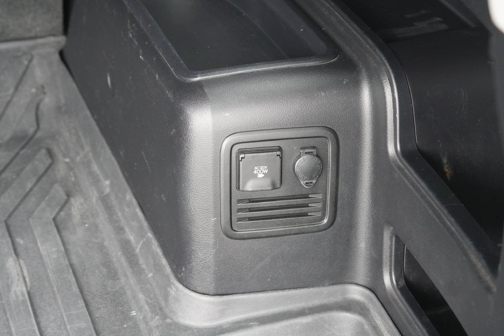Used 2018 Toyota 4Runner SR5 AWD/4WD image 9
