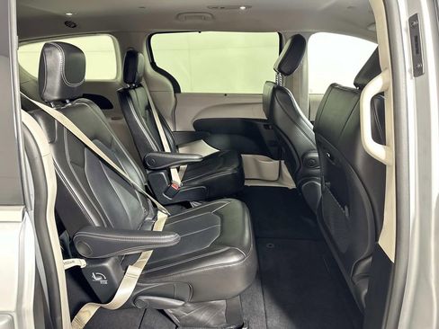 Used 2024 Chrysler Pacifica Touring-L image 24
