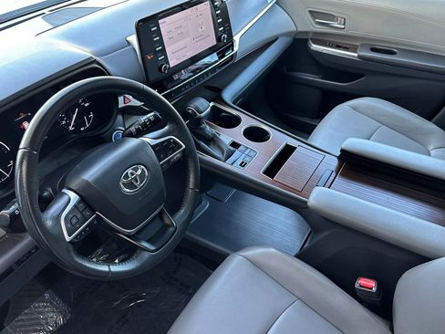 Used 2022 Toyota Sienna XLE image 10
