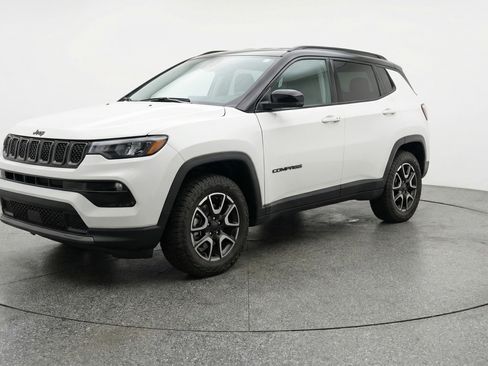 Used 2025 Jeep Compass Trailhawk AWD/4WD image 3