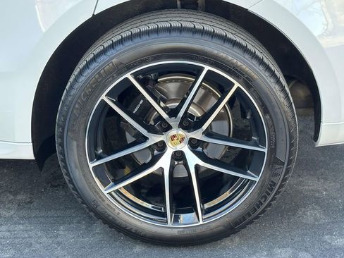 Certified 2025 Porsche Macan image 8