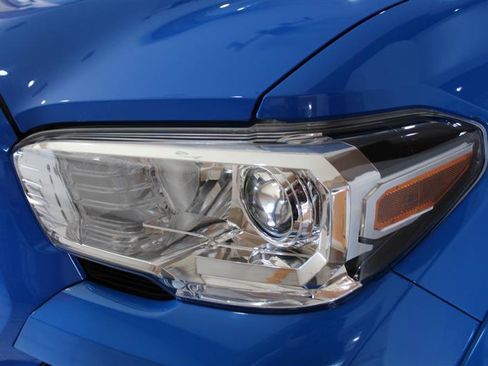 Used 2020 Toyota Tacoma SR5 AWD/4WD image 10