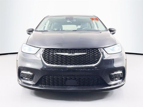Used 2023 Chrysler Pacifica Touring-L FWD image 2