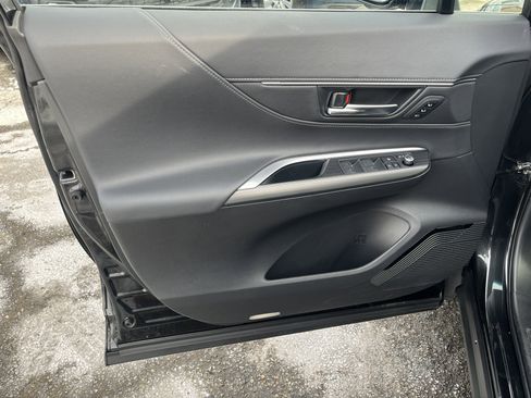 Used 2023 Toyota Venza Limited image 18