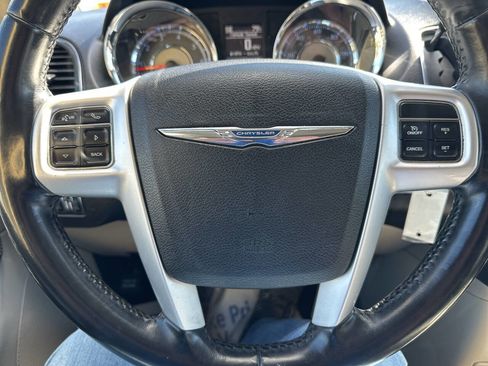 Used 2015 Chrysler Town & Country Touring image 19
