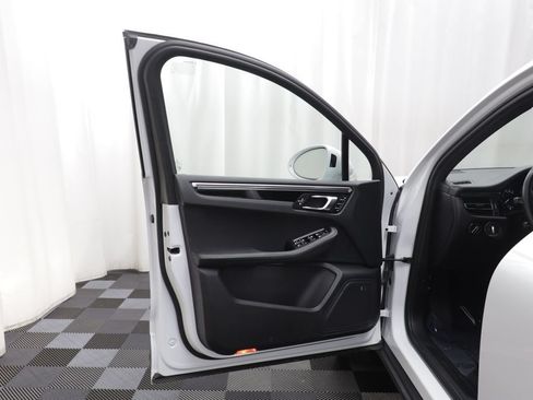 Used 2024 Porsche Macan AWD/4WD image 4