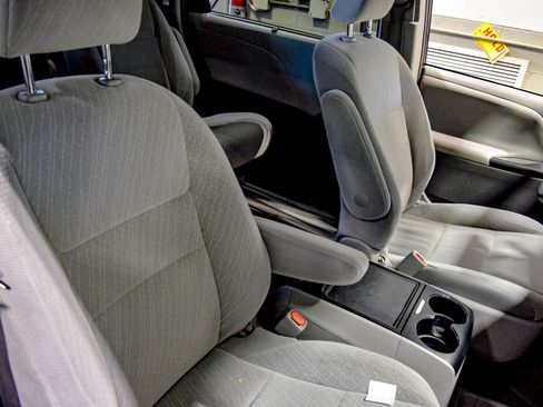Used 2019 Toyota Sienna LE FWD image 21