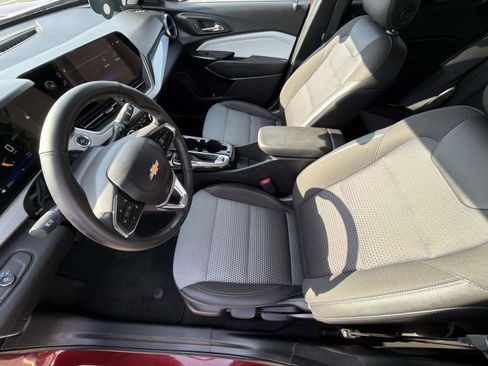 Used 2025 Chevrolet Trax LT w/ LT Convenience Package image 2