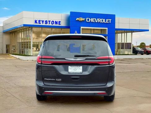 Used 2023 Chrysler Pacifica Touring-L FWD image 6
