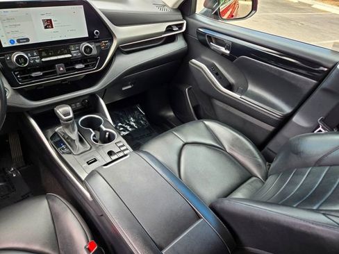 Used 2023 Toyota Highlander XLE FWD image 17