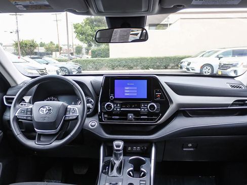 Used 2025 Toyota Highlander LE FWD image 17