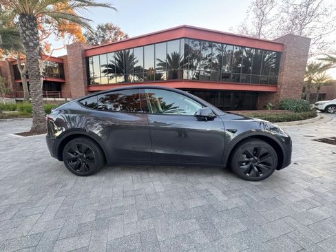 Used 2024 Tesla Model Y Long Range RWD image 8