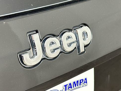 Used 2019 Jeep Cherokee Limited AWD/4WD image 7