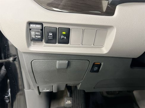 Used 2018 Toyota Sienna XLE w/ XLE Navigation Package image 18