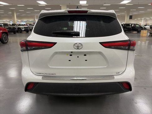Used 2023 Toyota Highlander LE image 6