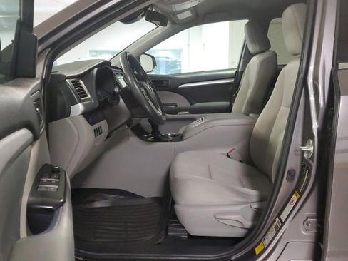 Used 2018 Toyota Highlander LE image 11