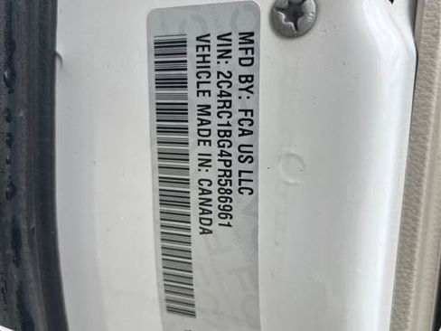 Used 2023 Chrysler Pacifica Touring-L FWD image 11