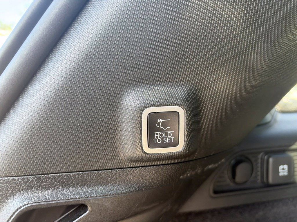 Used 2023 Jeep Grand Cherokee Overland w/ Adv Protech Group III AWD/4WD image 11