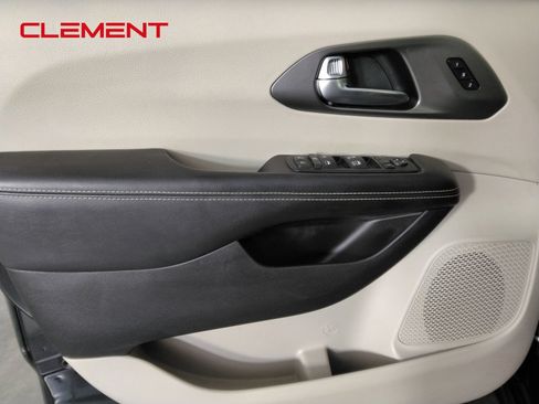 Used 2023 Chrysler Pacifica Touring-L FWD image 21