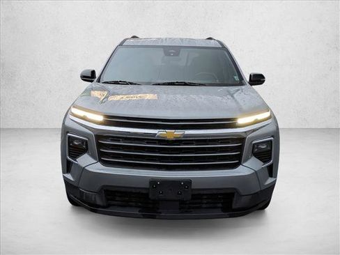 Used 2025 Chevrolet Traverse LT image 2