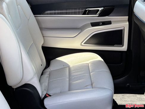 Used 2024 Kia Telluride EX w/ EX Captain's Chair Package AWD/4WD image 13