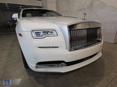 Used 2017 Rolls-Royce Dawn RWD image 11