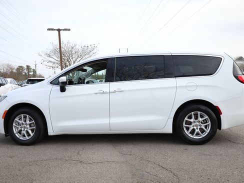 Used 2023 Chrysler Voyager LX image 2