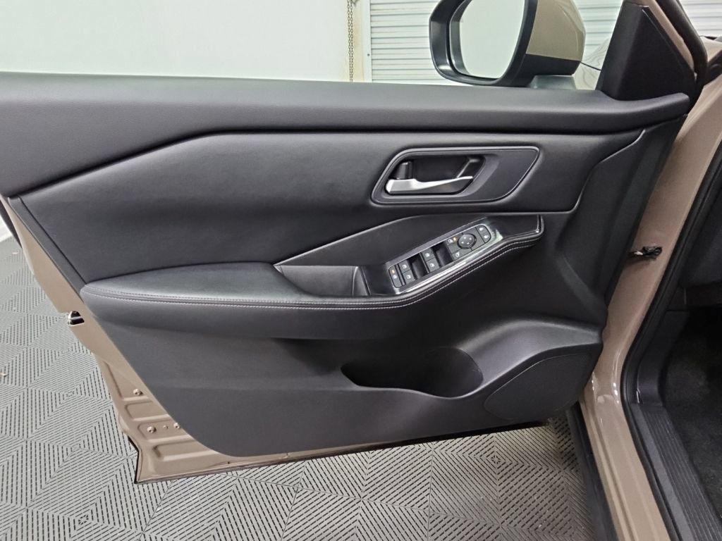 Used 2025 Nissan Rogue SV AWD/4WD image 27