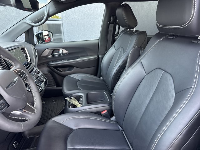 Used 2026 Chrysler Pacifica Select FWD image 5