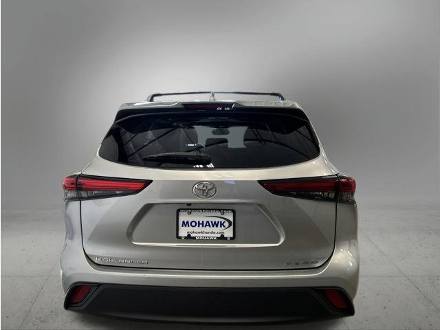 Used 2022 Toyota Highlander XLE AWD/4WD image 11