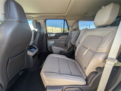 Used 2022 Lincoln Navigator Reserve image 17