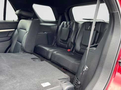 Used 2018 Ford Explorer XLT w/ Equipment Group 202A AWD/4WD image 41
