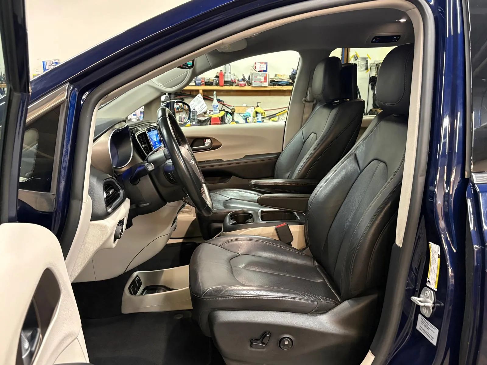 Used 2017 Chrysler Pacifica Touring-L Plus w/ Advanced Safetytec Group FWD image 17