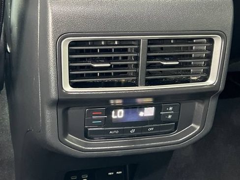 Used 2025 Volkswagen Atlas SE FWD image 14