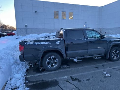 Used 2019 Toyota Tacoma TRD Sport image 13