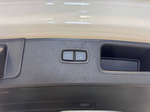 Used 2025 Porsche Macan w/ Premium Package Plus AWD/4WD image 11