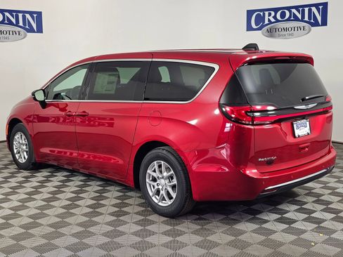 New 2026 Chrysler Pacifica Select image 3