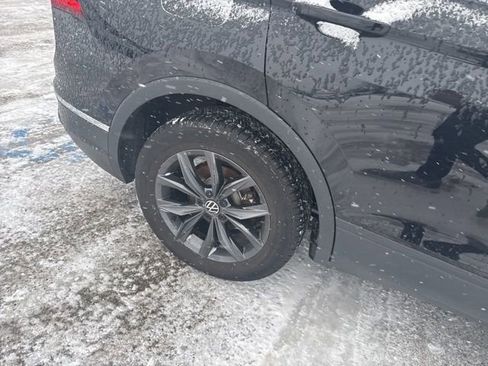 Used 2023 Volkswagen Tiguan SE w/ Panoramic Sunroof Package image 4