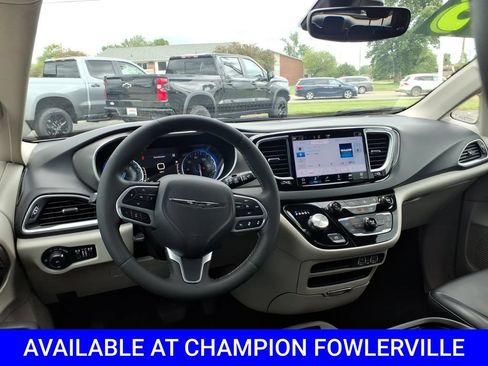 Used 2023 Chrysler Pacifica Touring-L FWD image 11