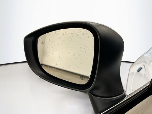 Used 2023 Chrysler Pacifica Touring-L image 16