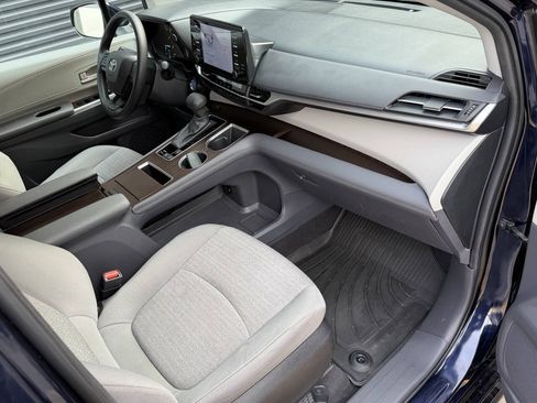 Used 2024 Toyota Sienna LE AWD/4WD image 22