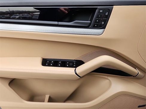Used 2024 Porsche Cayenne image 15