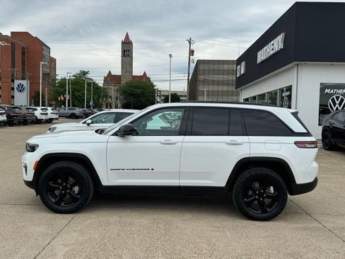 Used 2025 Jeep Grand Cherokee Limited w/ Luxury Tech Group II AWD/4WD image 3