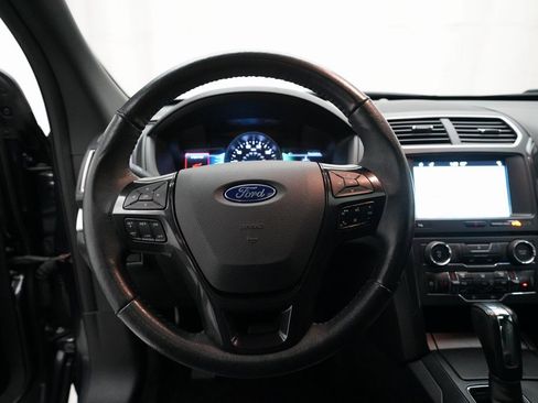 Used 2017 Ford Explorer XLT w/ Equipment Group 202A image 4