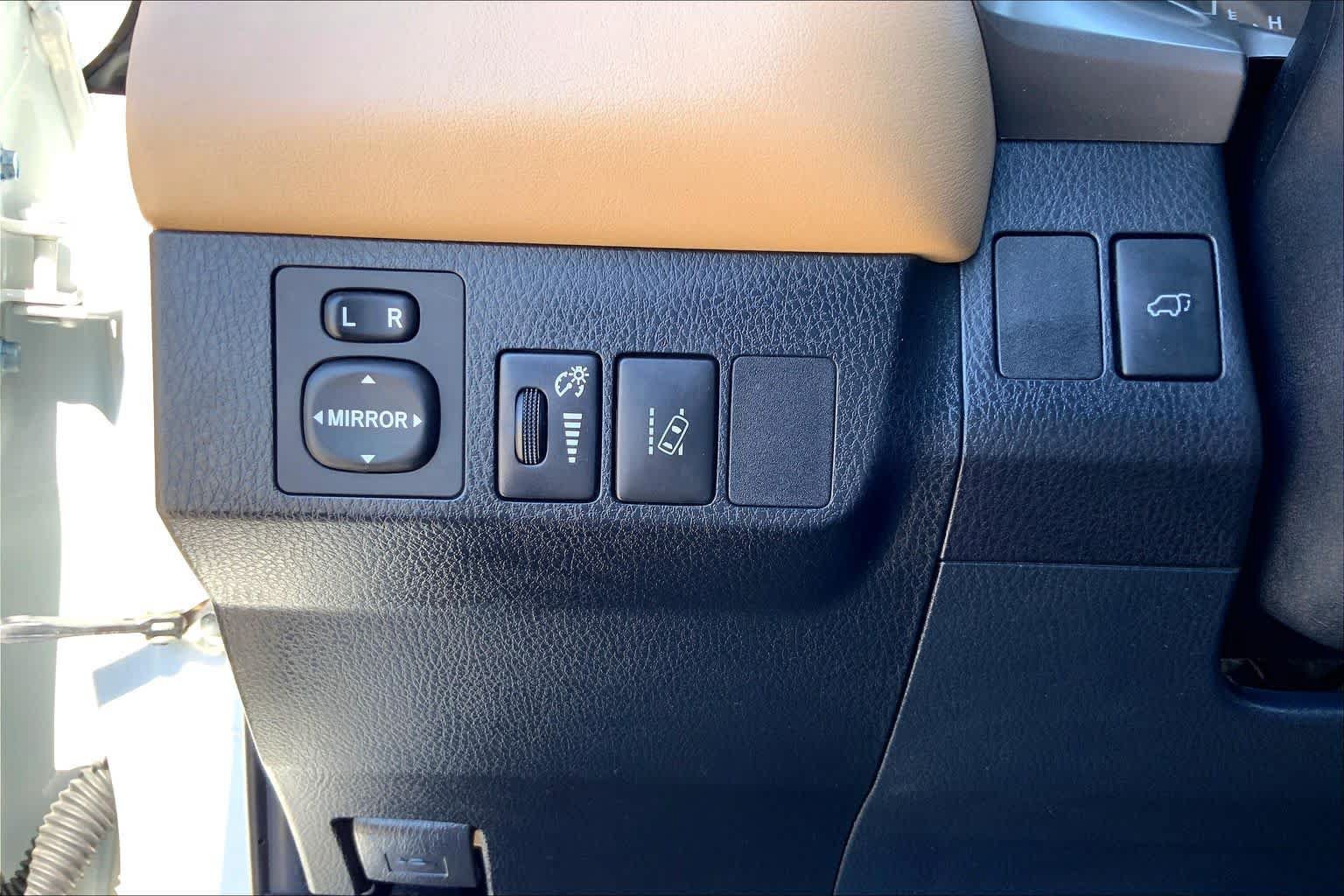 Used 2018 Toyota RAV4 XLE FWD image 33