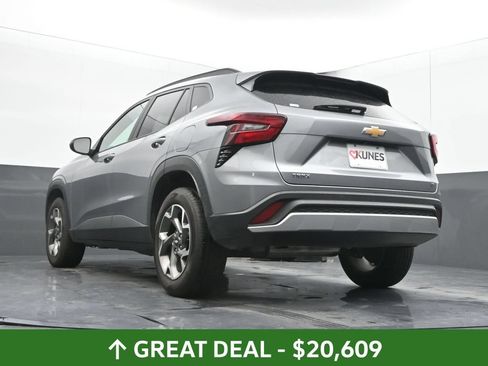Used 2025 Chevrolet Trax LT FWD image 45