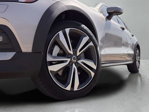 Used 2025 Volvo V60 B5 Cross Country Plus image 10