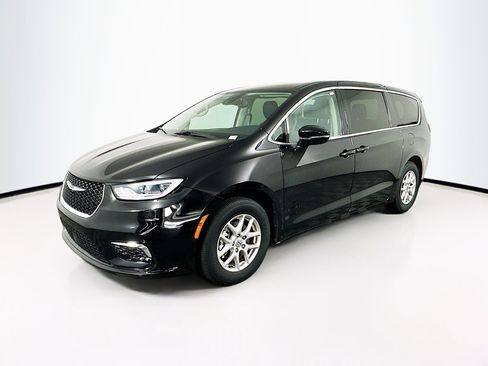Used 2024 Chrysler Pacifica Touring-L image 3