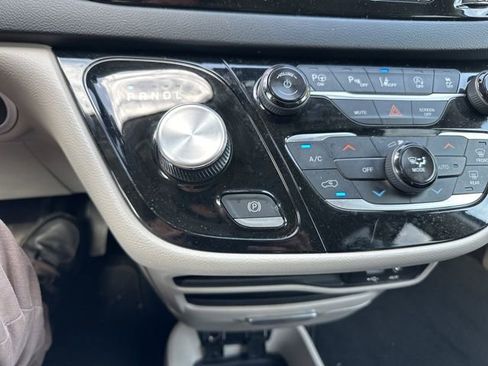 Used 2019 Chrysler Pacifica Touring-L w/ Advanced Safetytec Group image 35